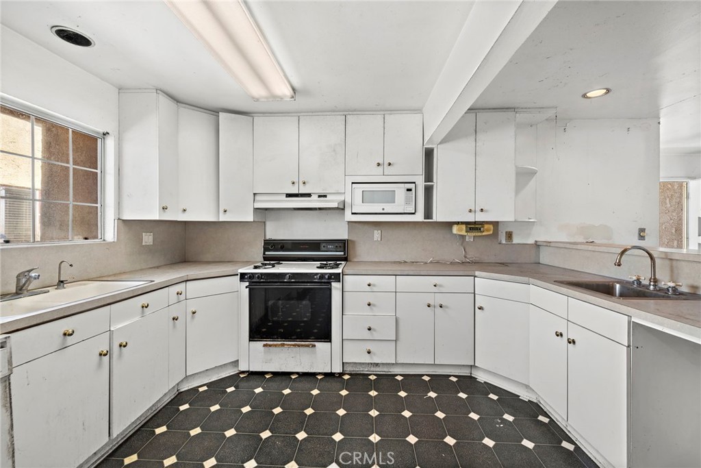 3742 W 176th Street