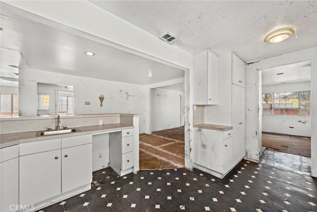 3742 W 176th Street