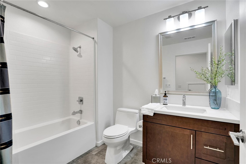 1512 W Artesia Square F