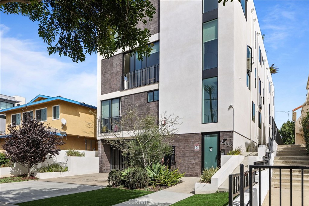 2432 Penmar Avenue 203