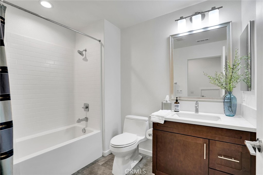 1512 W Artesia Square F