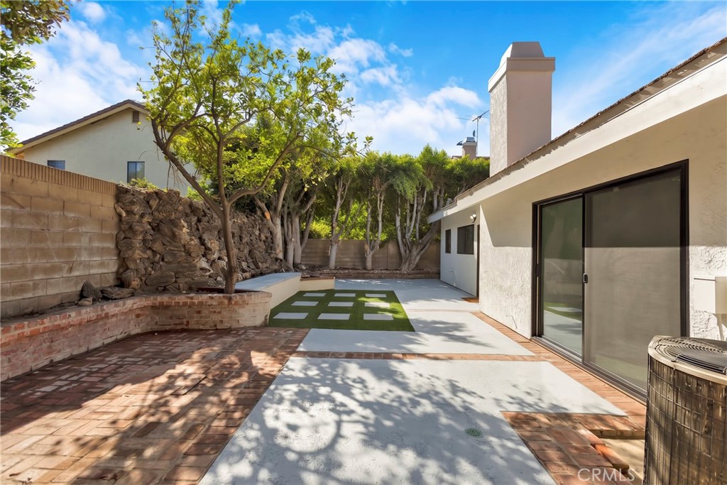 5922 Julian Lane