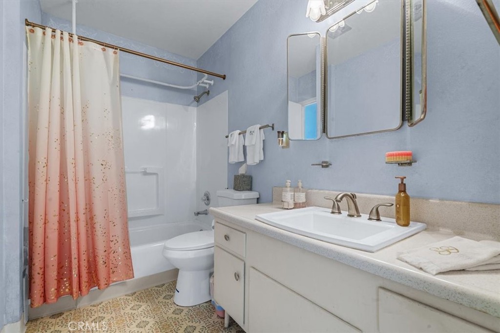 1283 W Newport Street