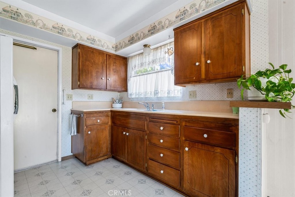 1283 W Newport Street