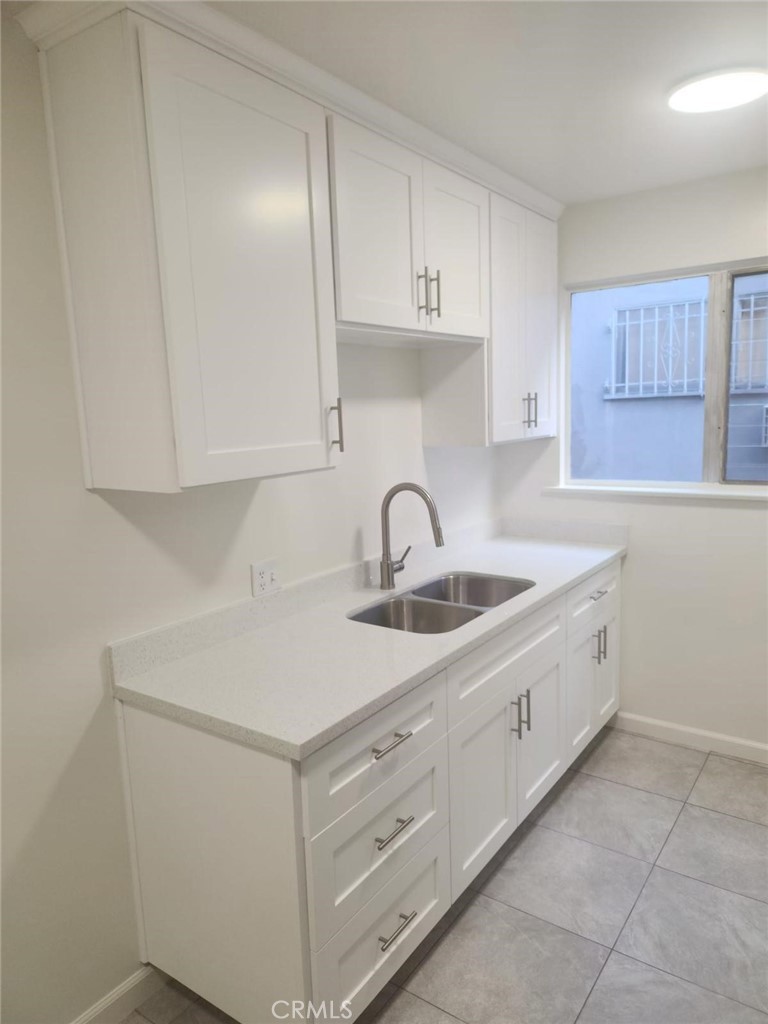 1735 N Winona Boulevard 8