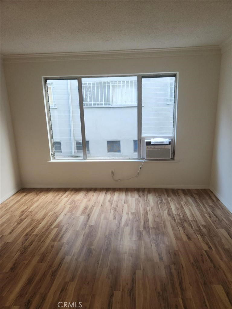 1735 N Winona Boulevard 8