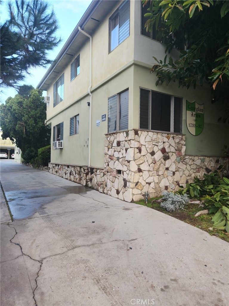 1735 N Winona Boulevard 8