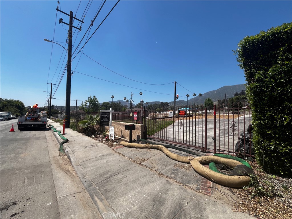 419 W Altadena Drive