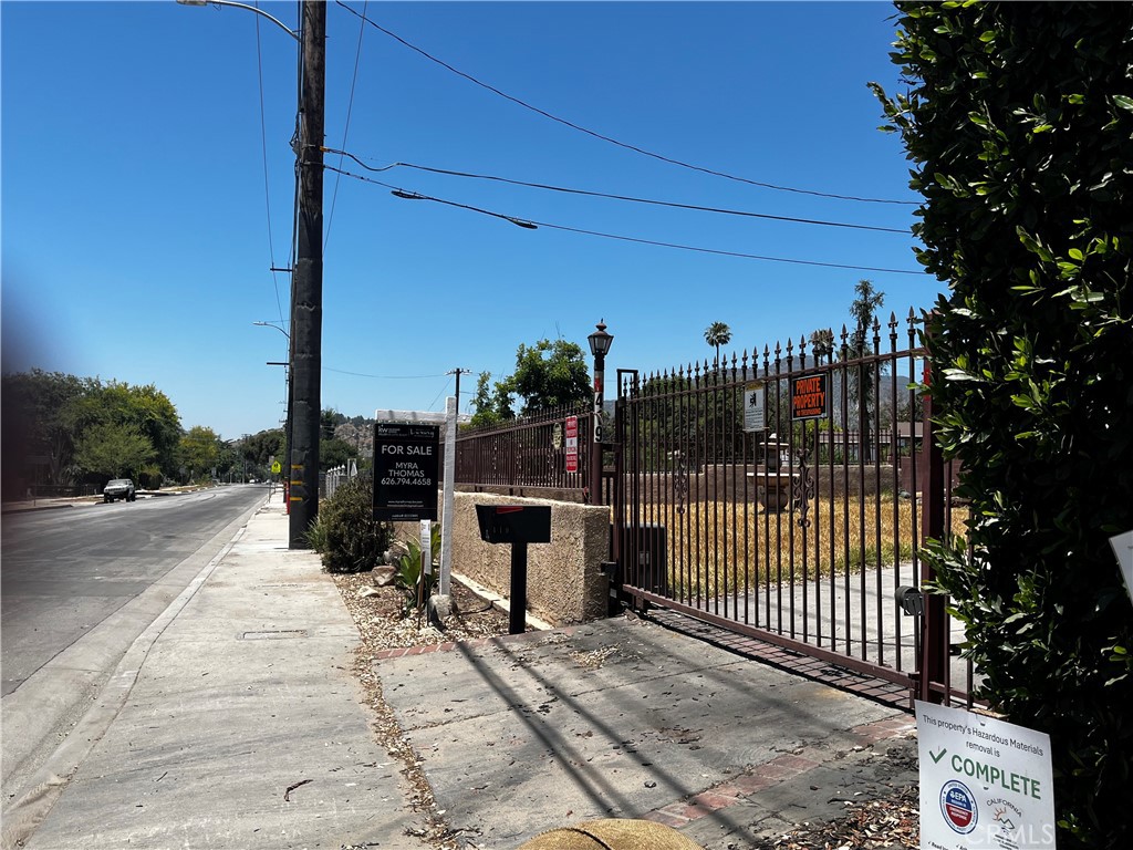 419 W Altadena Drive