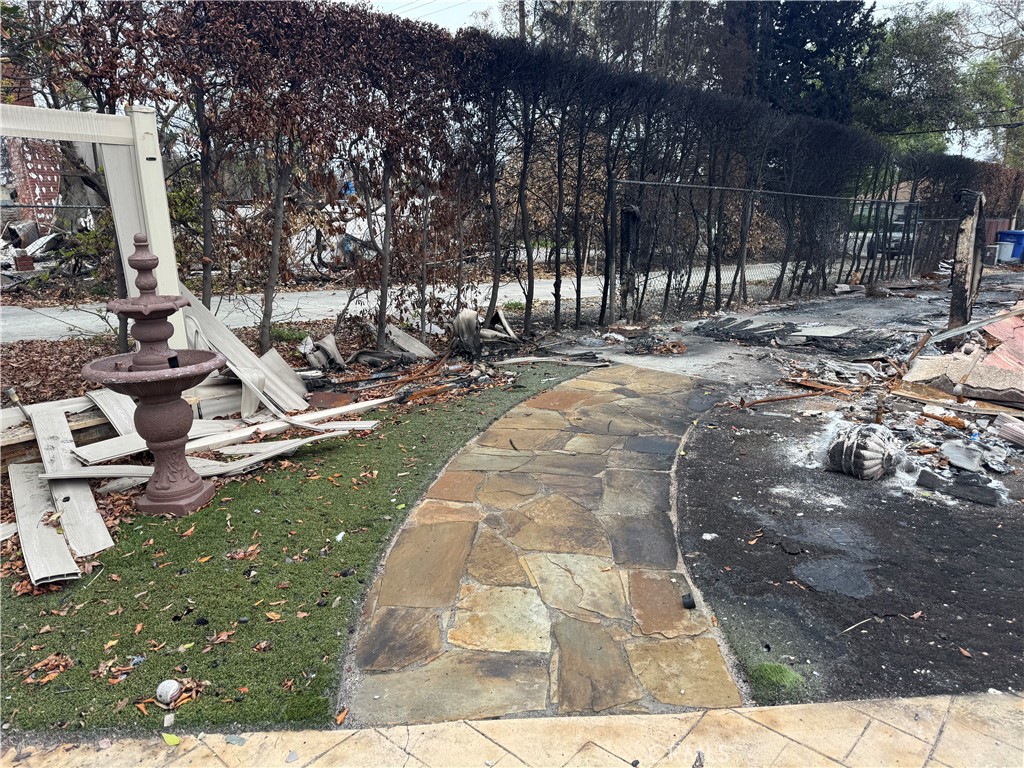 419 W Altadena Drive