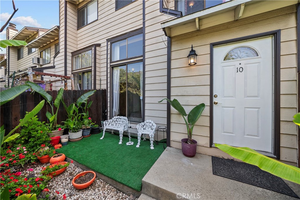 630 W Queen Street 10