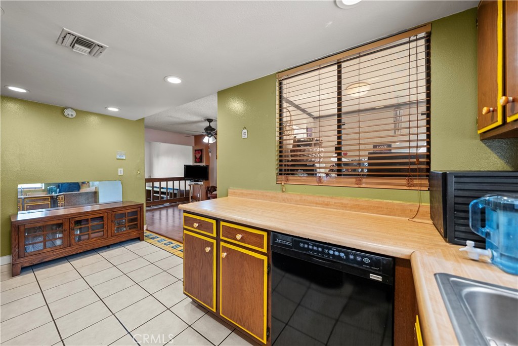 630 W Queen Street 10