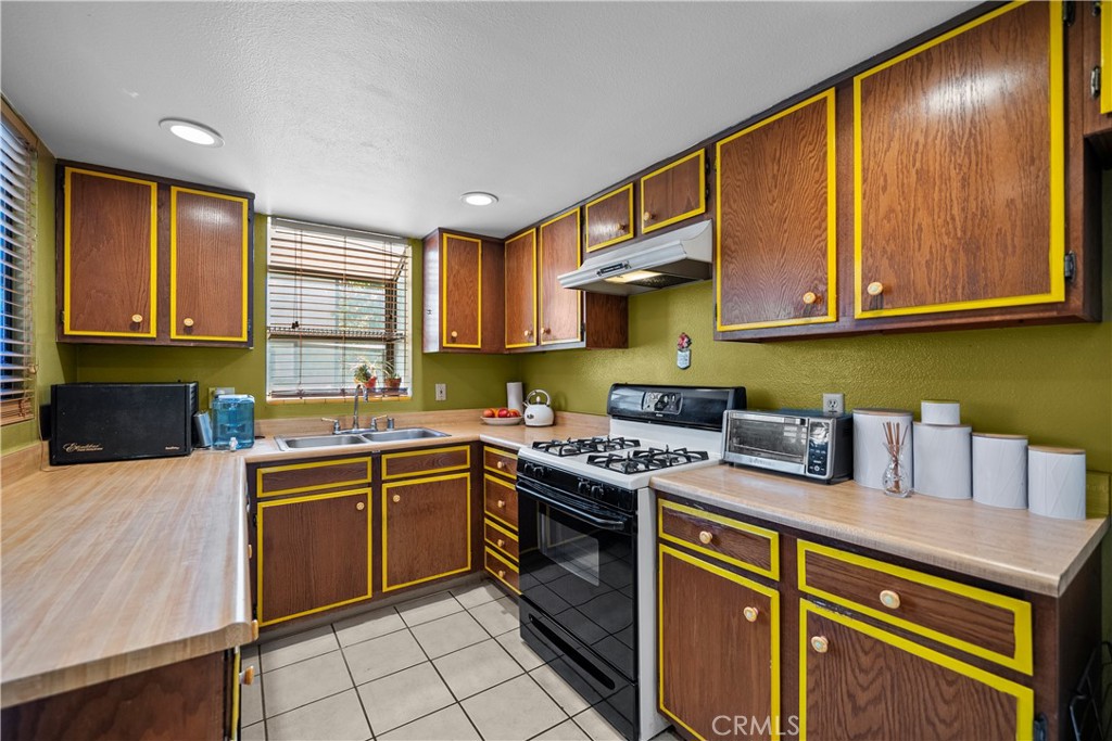 630 W Queen Street 10