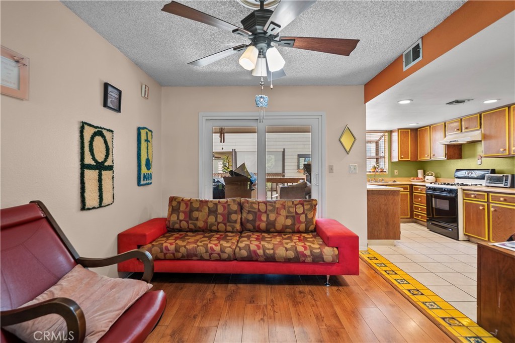 630 W Queen Street 10