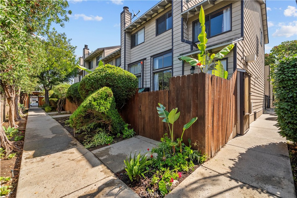 630 W Queen Street 10