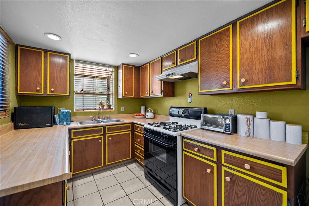 630 W Queen Street 10