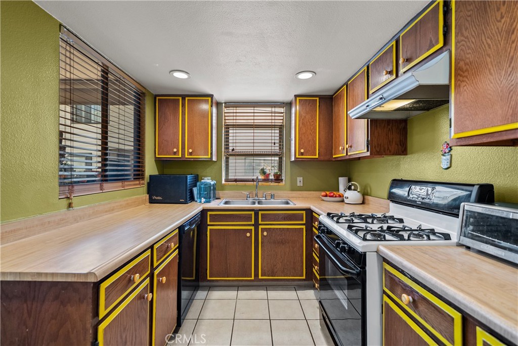 630 W Queen Street 10