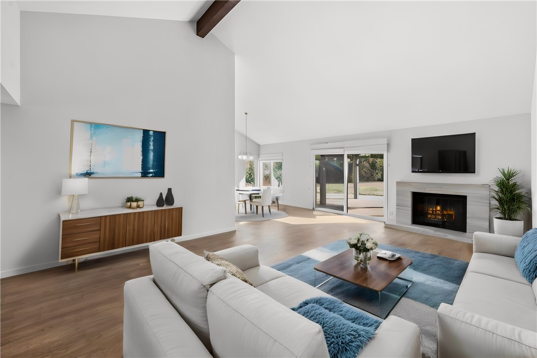 1453 W Country Club Lane