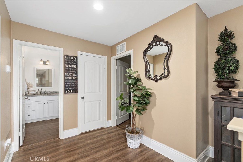 30041 Long Shadow Circle