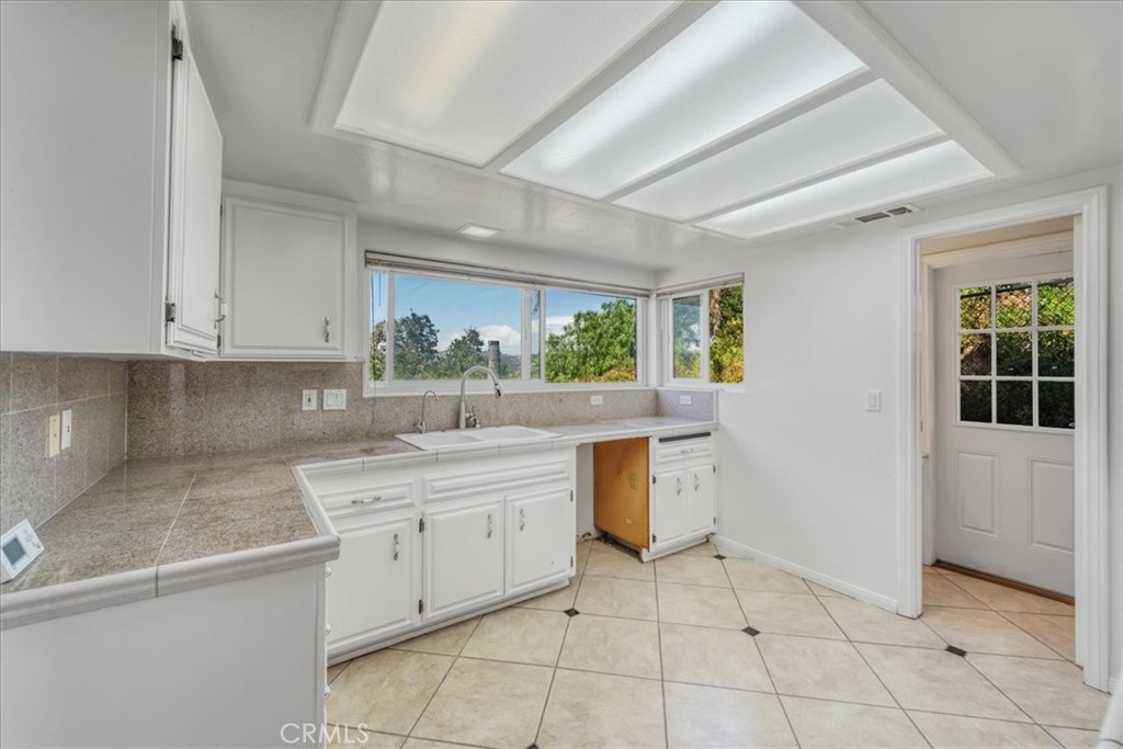 3343 Red Mountain Heights Drive