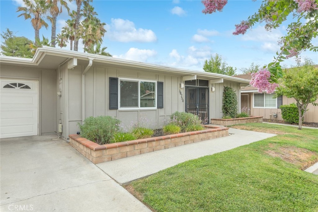 38750 Via Las Flores