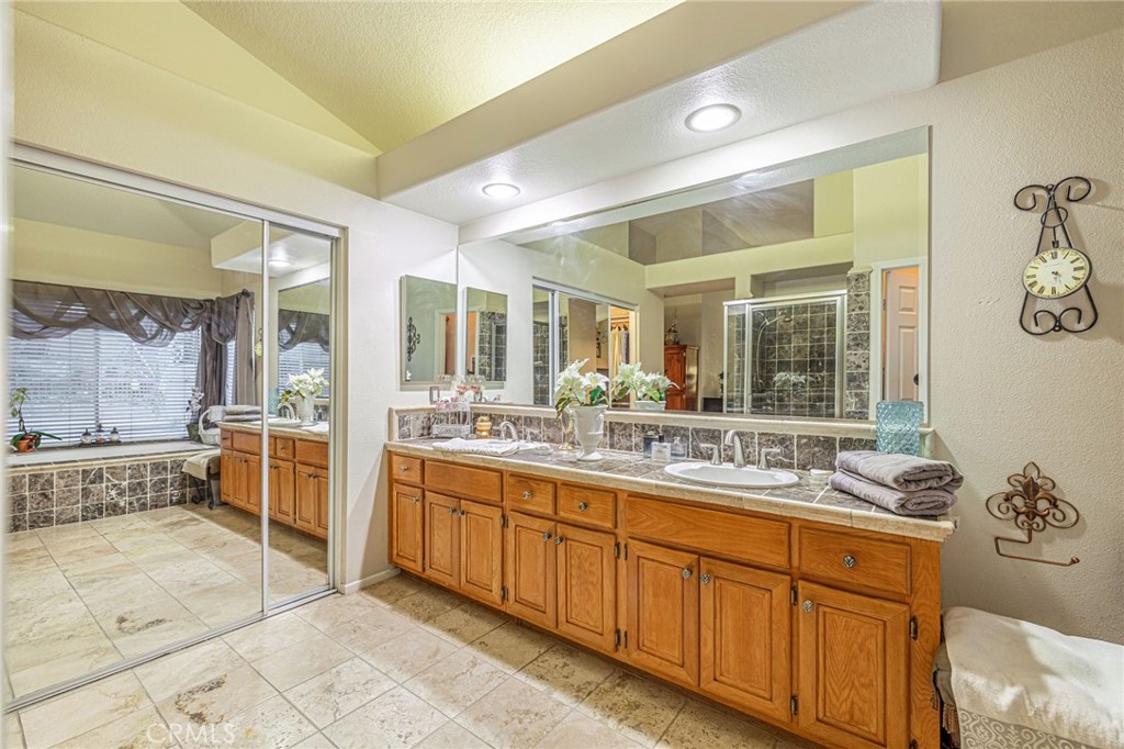 5562 Avenida Classica