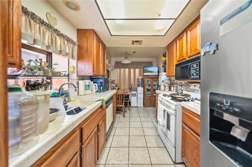 3021 La Paz Avenue