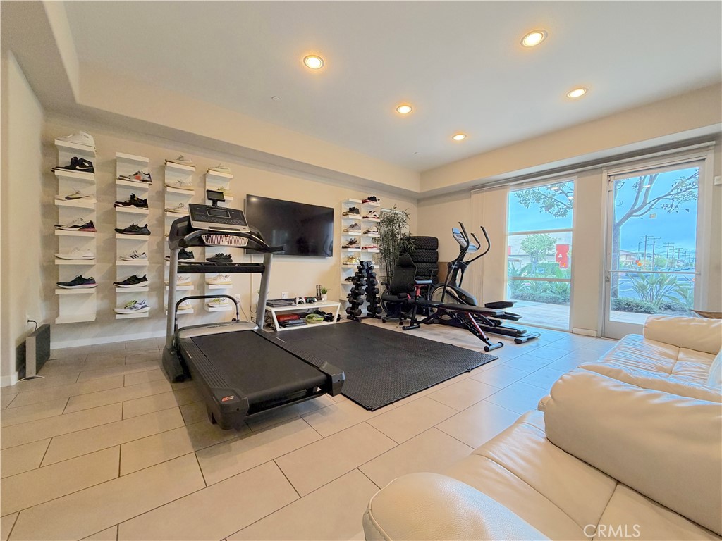 1540 W Artesia Square