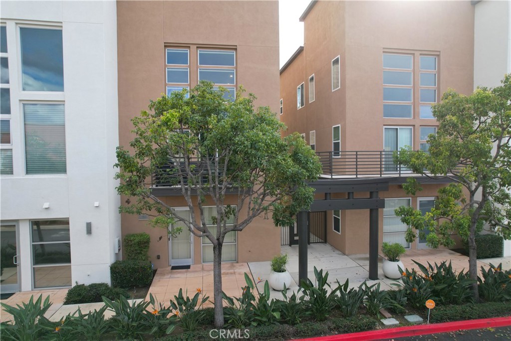 1540 W Artesia Square