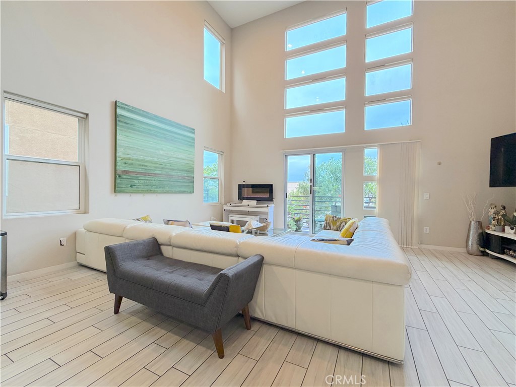 1540 W Artesia Square