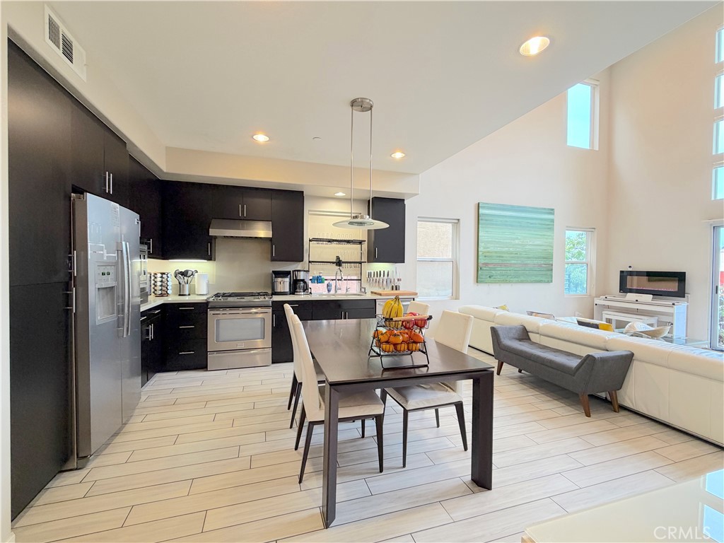 1540 W Artesia Square