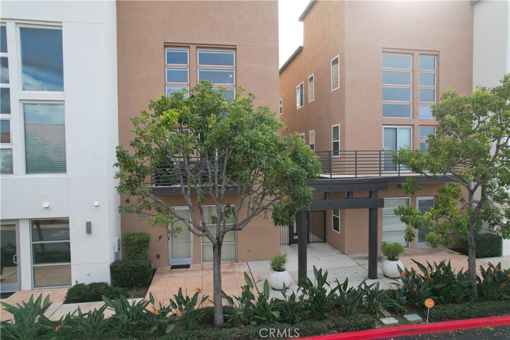 1540 W Artesia Square