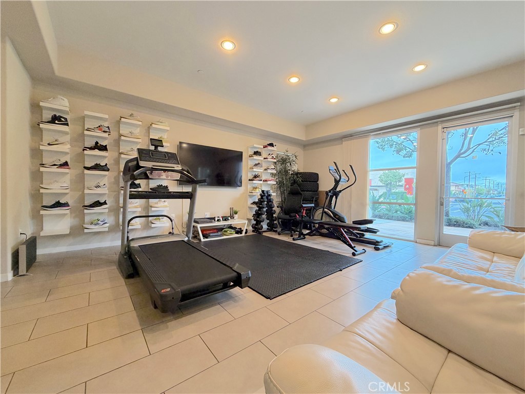 1540 W Artesia Square