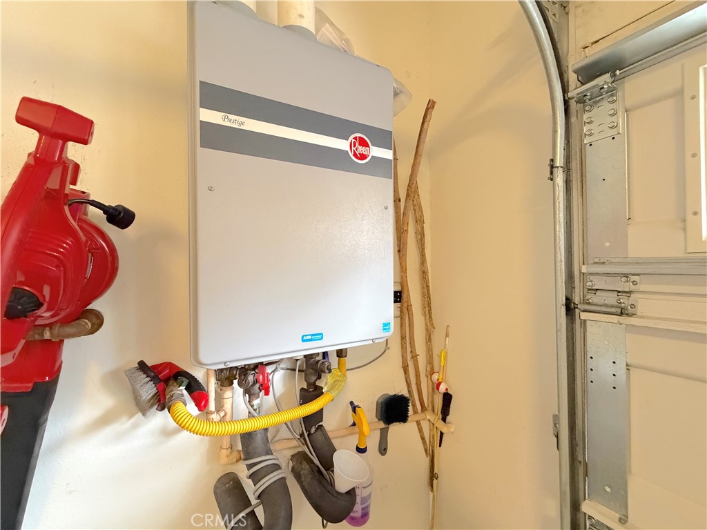 1540 W Artesia Square