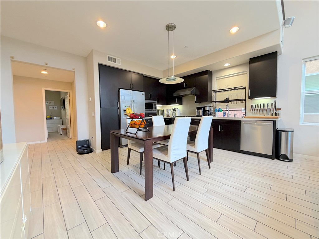 1540 W Artesia Square