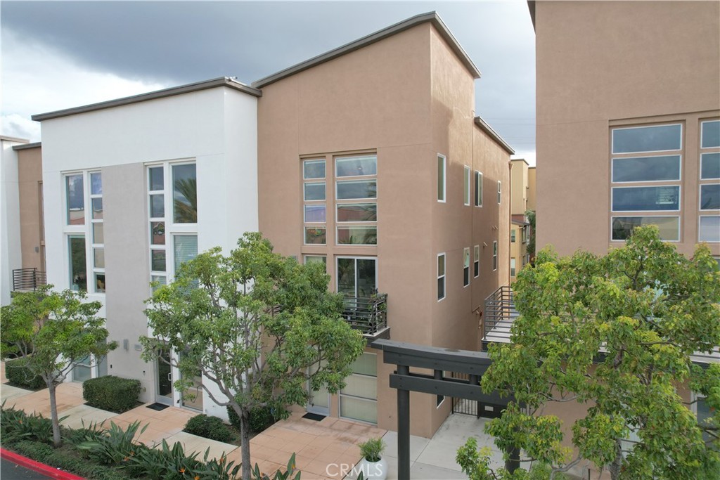 1540 W Artesia Square