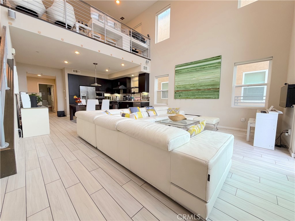 1540 W Artesia Square