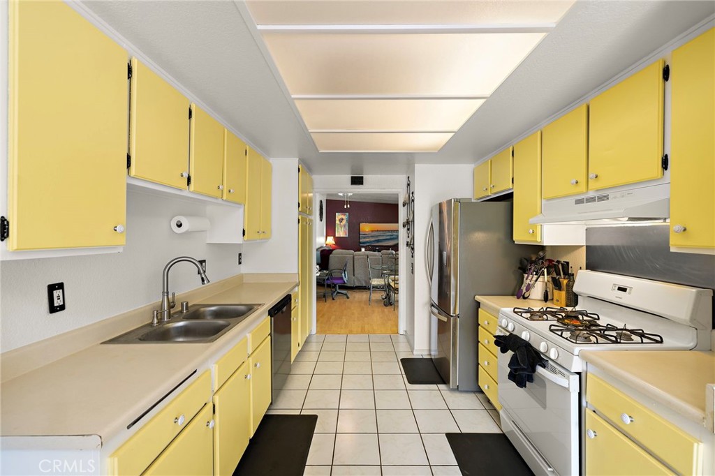 2928 Highlands