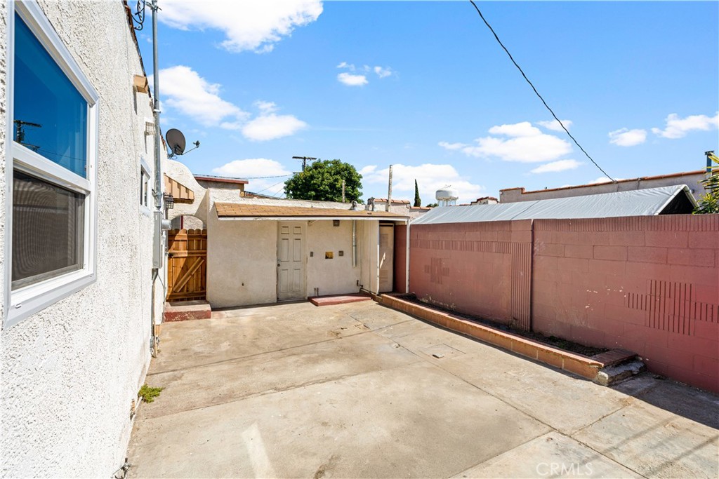 2502 Poplar