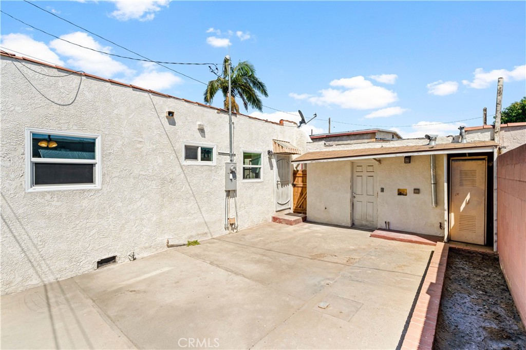 2502 Poplar