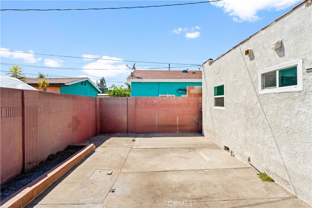 2502 Poplar
