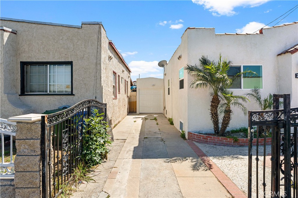 2502 Poplar