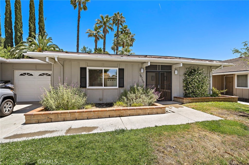 38750 Via Las Flores