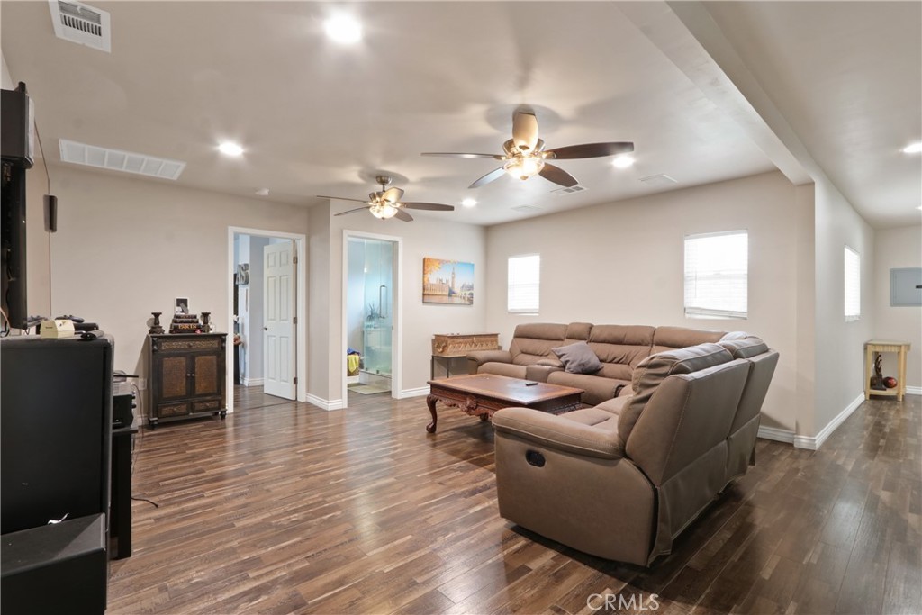 3129 W Olinda