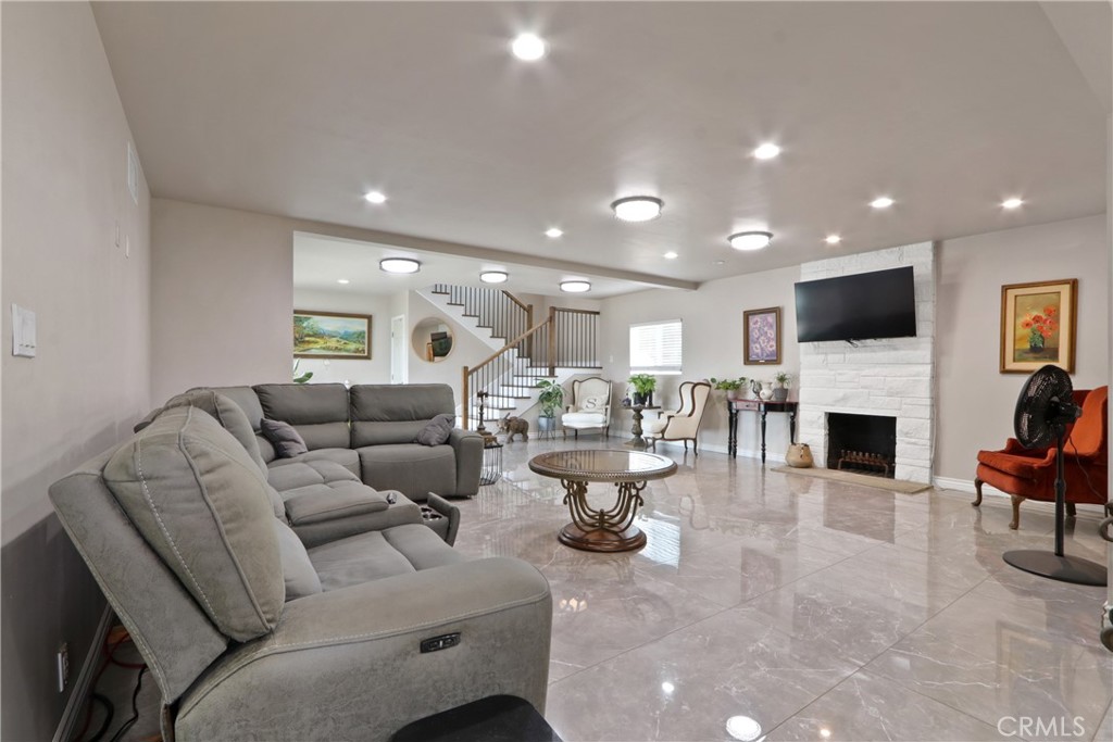 3129 W Olinda