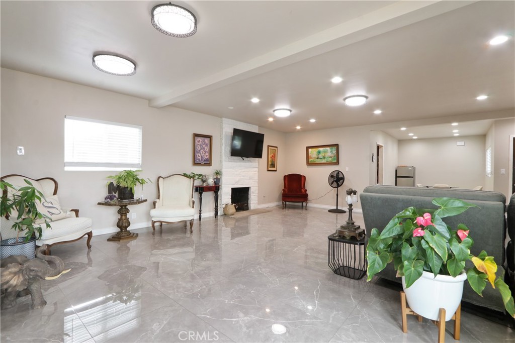 3129 W Olinda