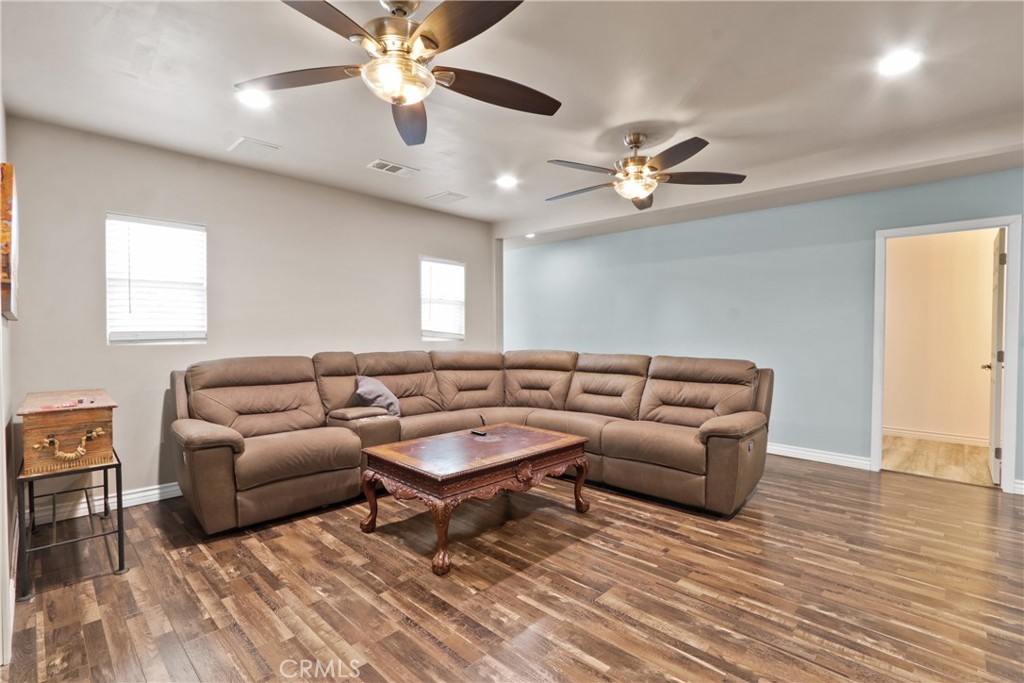 3129 W Olinda