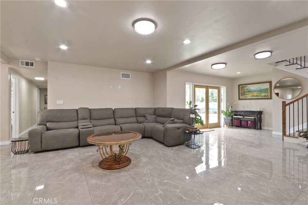3129 W Olinda