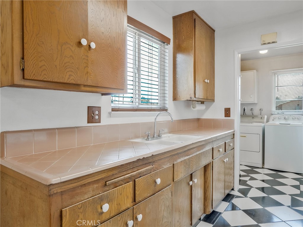 1005 Folkstone Avenue