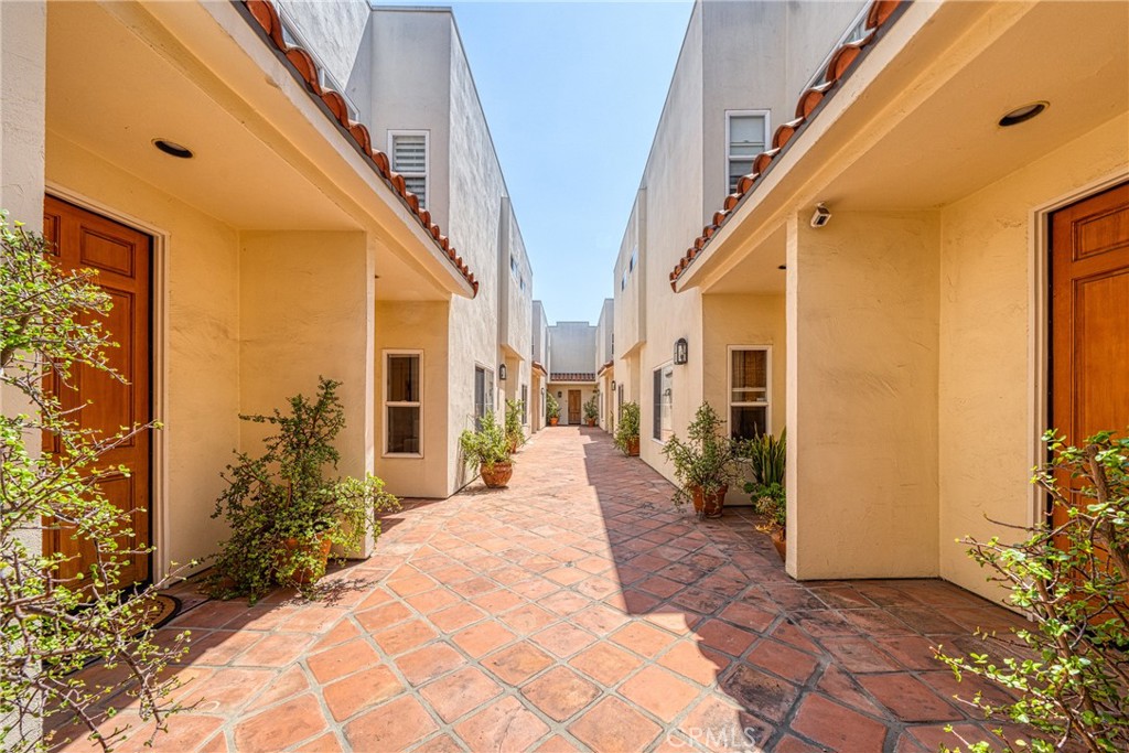 640 N Sweetzer Avenue 4